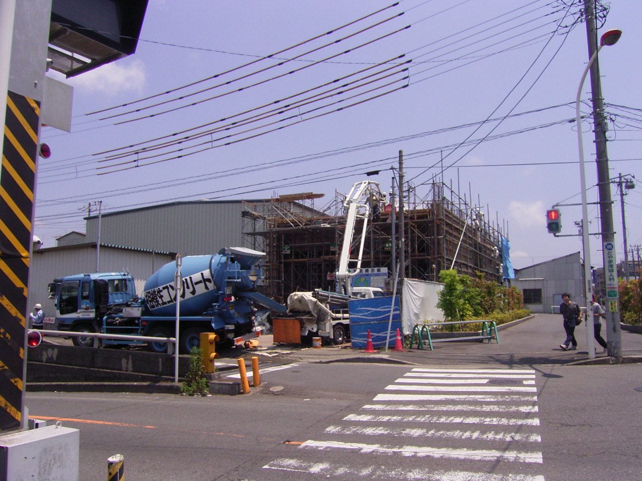 鉄筋コンクリート造の建物を建てている途中の写真です。