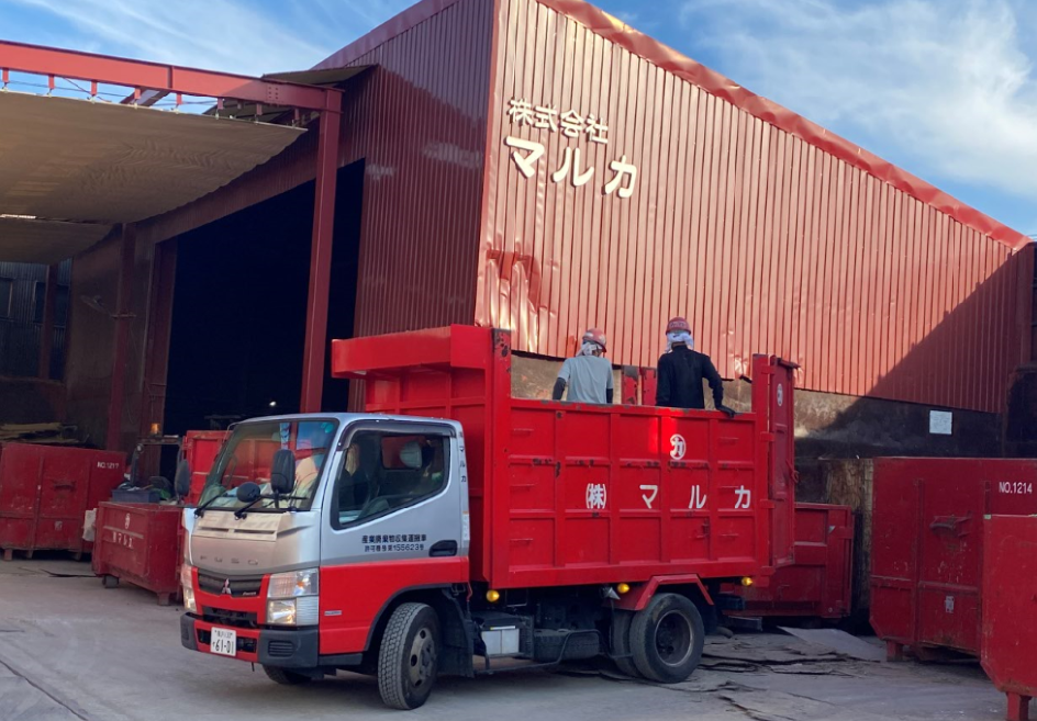 収集運搬車両で集めた建築廃材やお客様の持込んだ産業廃棄物を選択して各中間処理施設に運搬します。