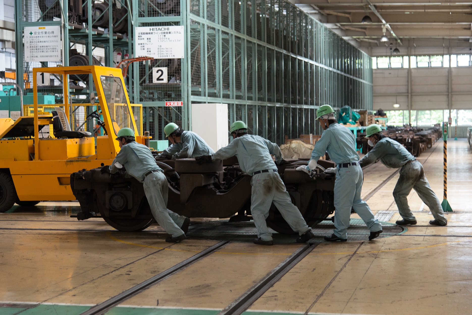 弊社の業務のひとつである鉄道車両整備業の様子。