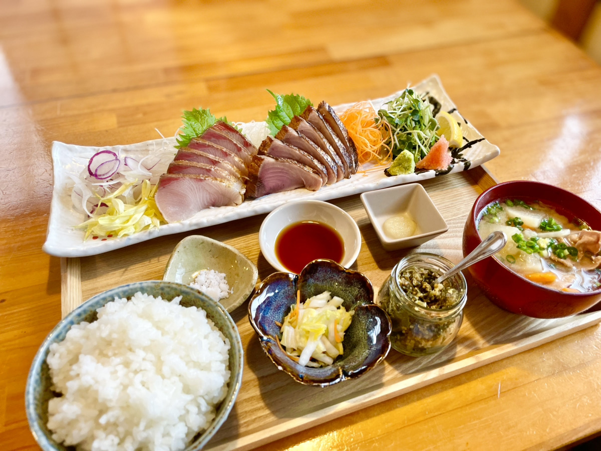 看板メニューの藁焼き定食