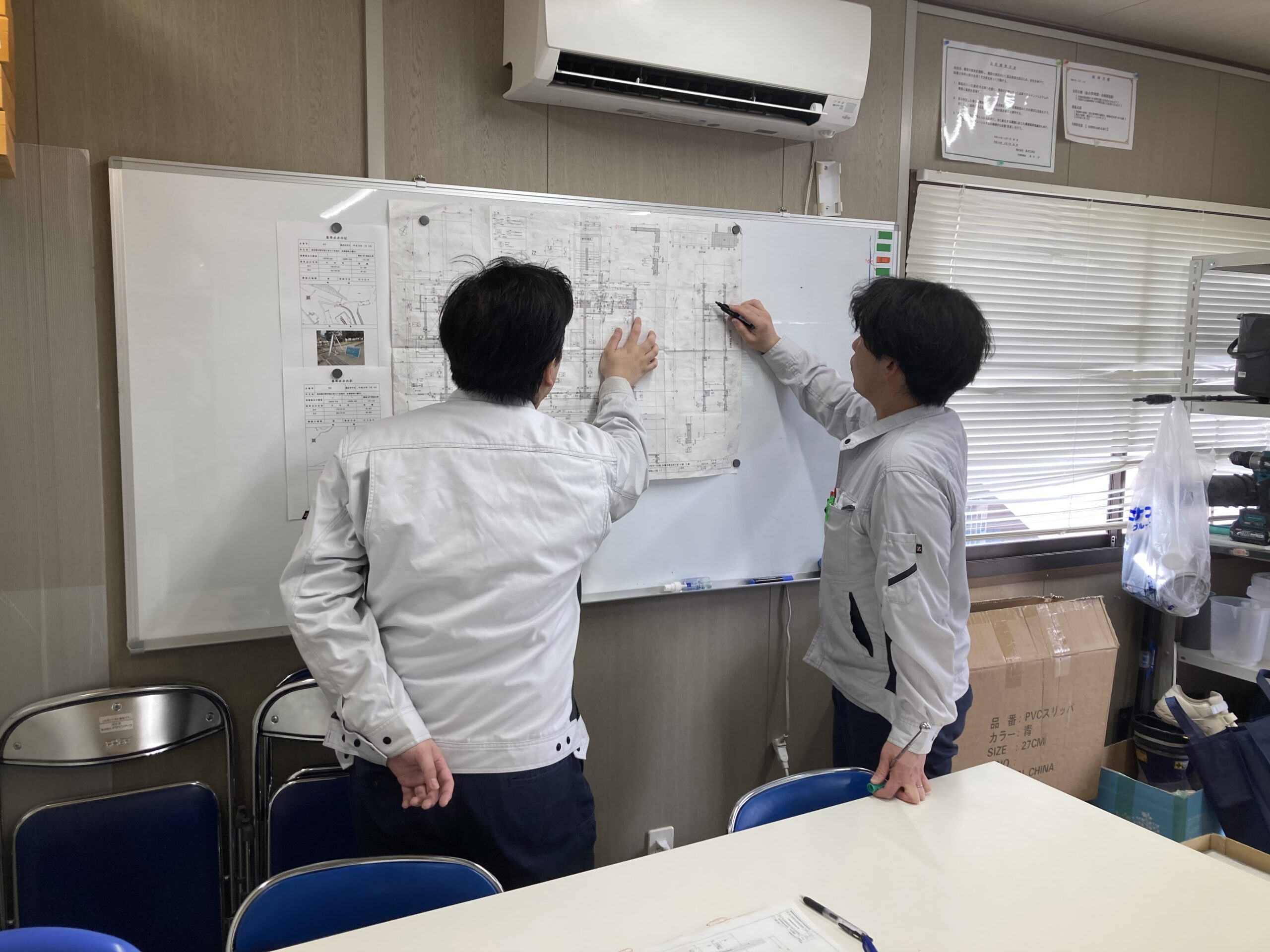 作業工程を見ながら打ち合わせをしています。