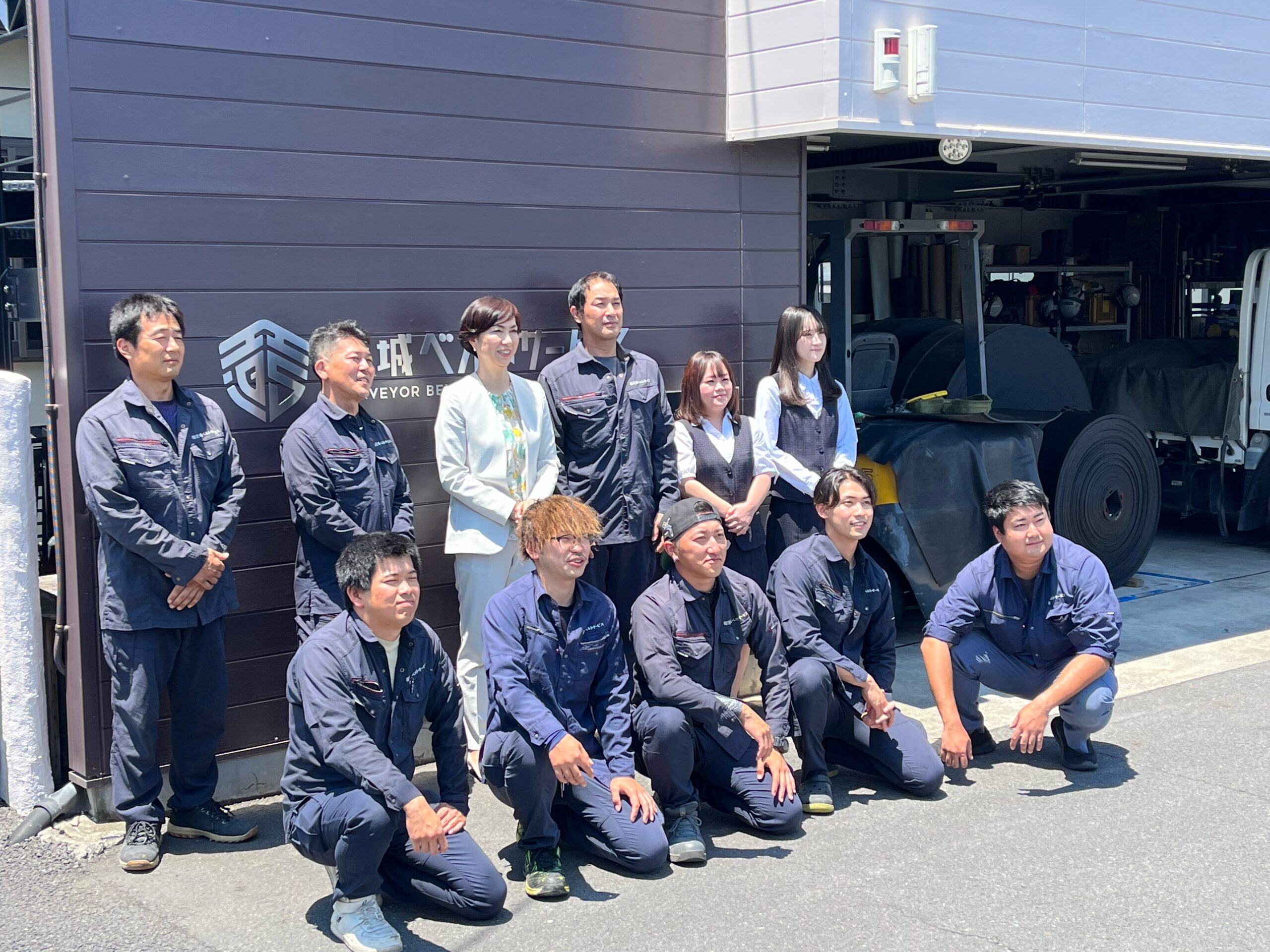 会社の前の集合写真です