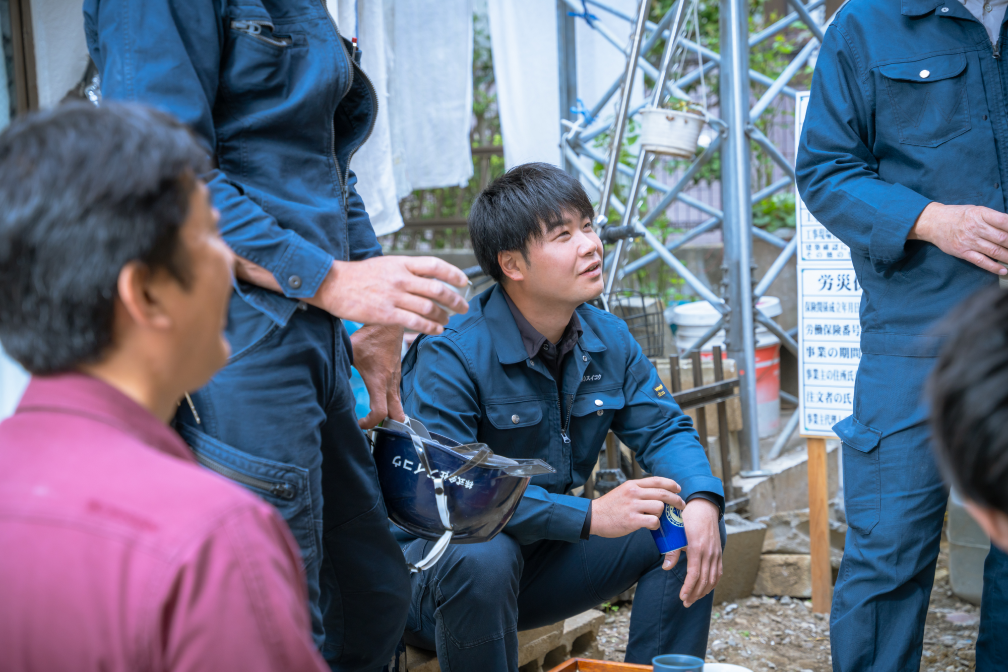 休憩中に先輩社員たちと談笑している様子(工事部)